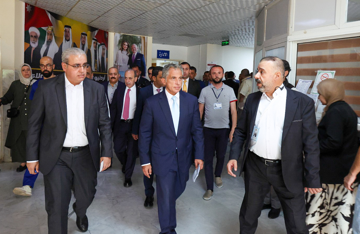 رئيس الوزراء يضع حجر الأساس لمشروع قرية جرش السياحيَّة البيئيَّة ويتفقَّد أربعة مواقع في لواء بني كنانة بمحافظة إربد