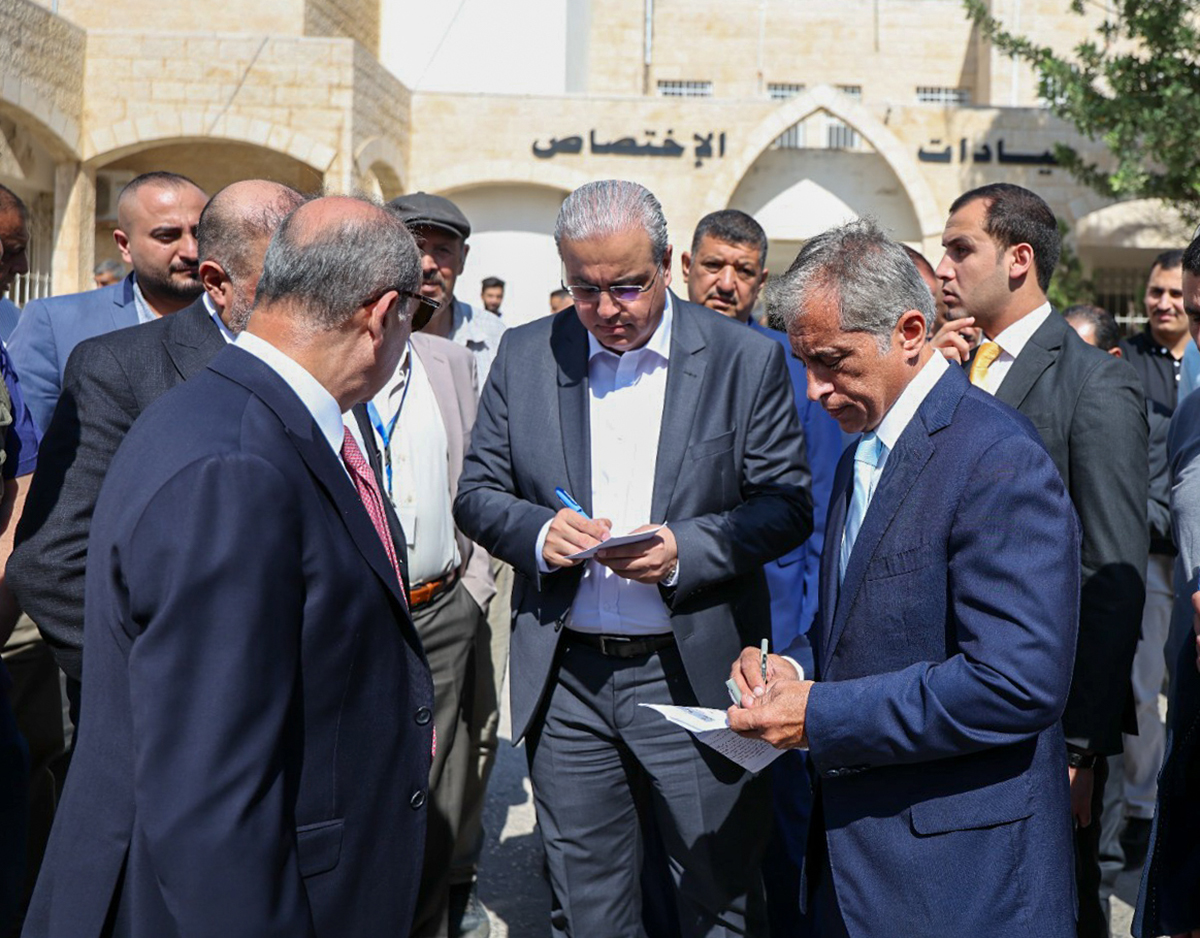 رئيس الوزراء يضع حجر الأساس لمشروع قرية جرش السياحيَّة البيئيَّة ويتفقَّد أربعة مواقع في لواء بني كنانة بمحافظة إربد