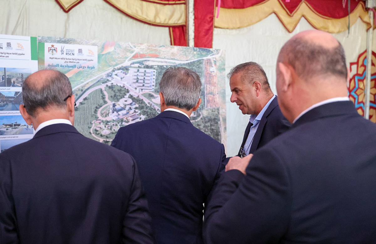 رئيس الوزراء يضع حجر الأساس لمشروع قرية جرش السياحيَّة البيئيَّة ويتفقَّد أربعة مواقع في لواء بني كنانة بمحافظة إربد