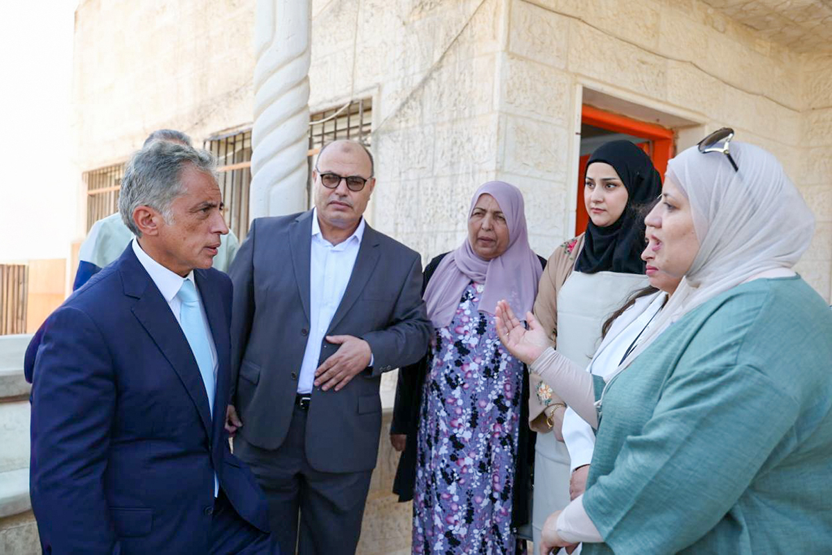 رئيس الوزراء يضع حجر الأساس لمشروع قرية جرش السياحيَّة البيئيَّة ويتفقَّد أربعة مواقع في لواء بني كنانة بمحافظة إربد