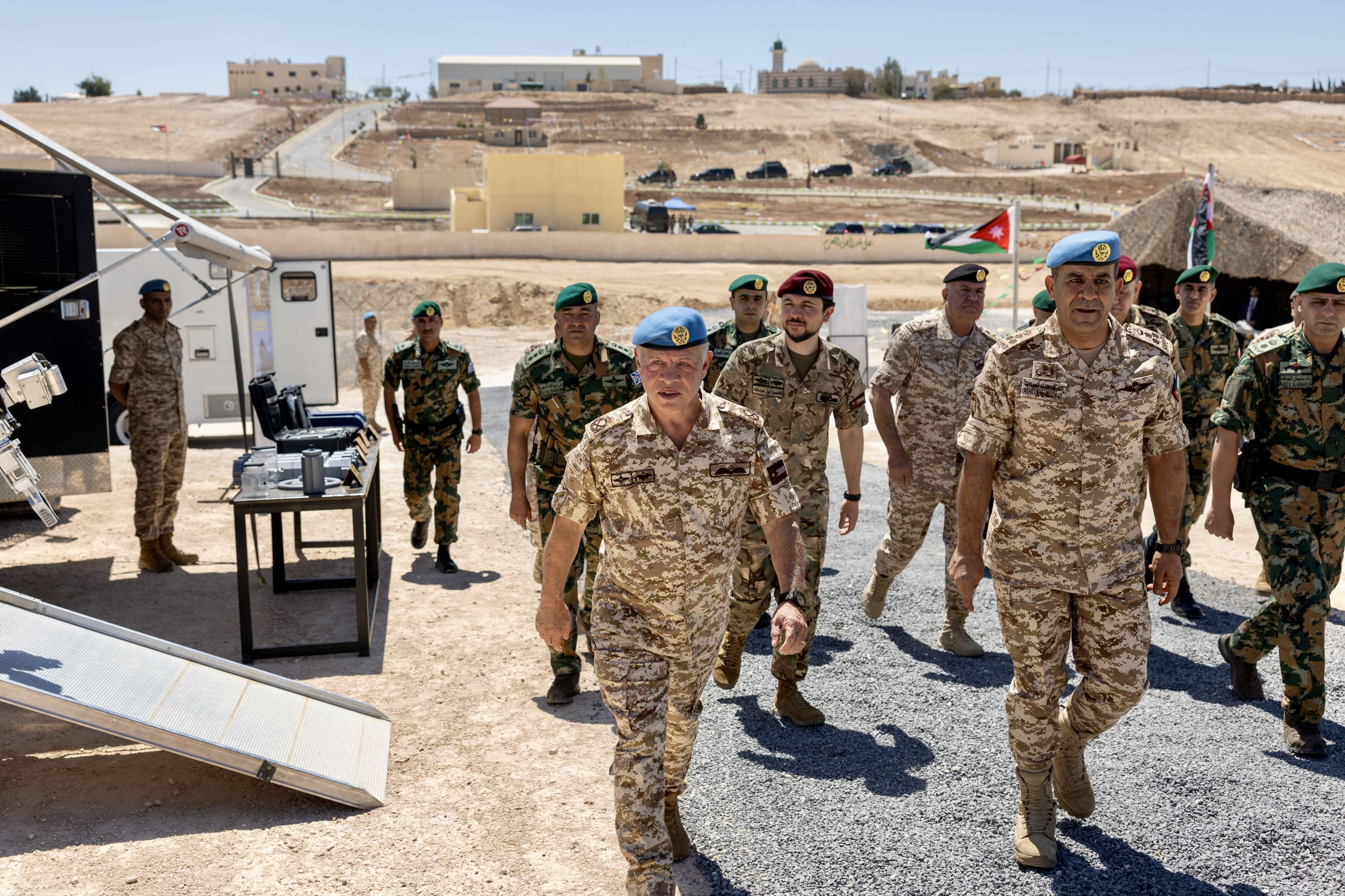  الملك يرافقه ولي العهد يزور مديرية سلاح الهندسة الملكي 