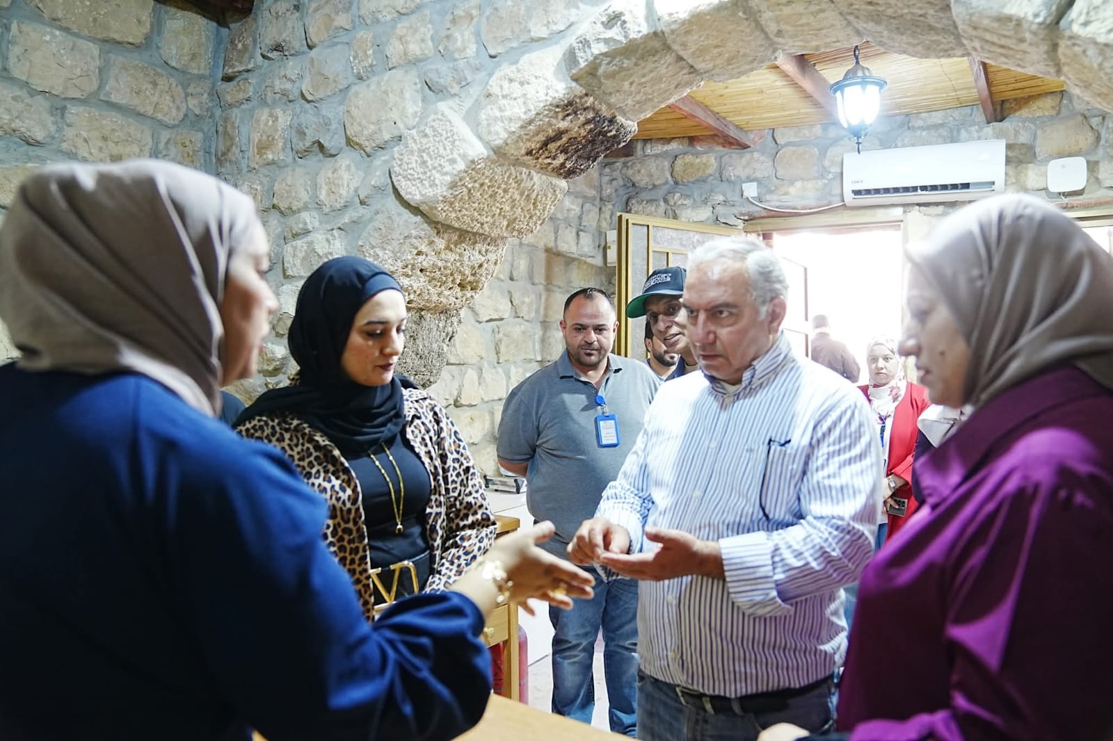 رئيس مفوضي إقليم البترا يتفقد تجارب ثقافية وزراعية 