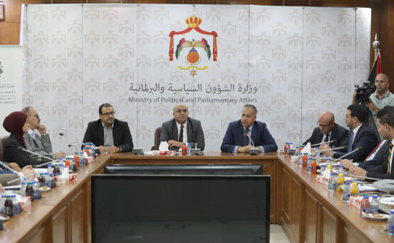 الشؤون السياسية والشباب تنظمان جلسة تعريفية بجائزة الحسين للعمل التطوعي