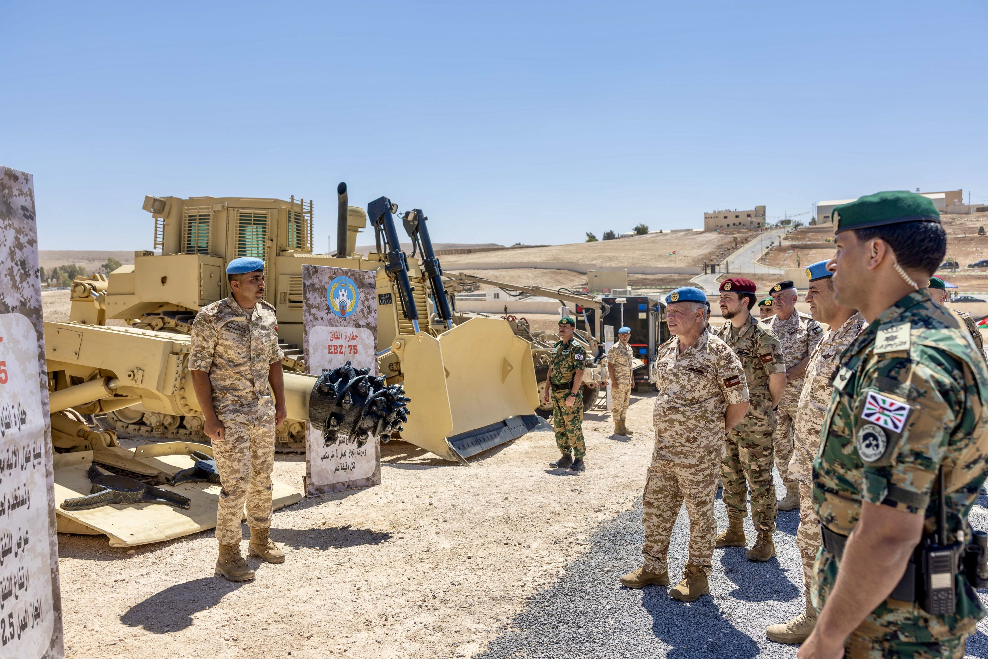  الملك يرافقه ولي العهد يزور مديرية سلاح الهندسة الملكي 