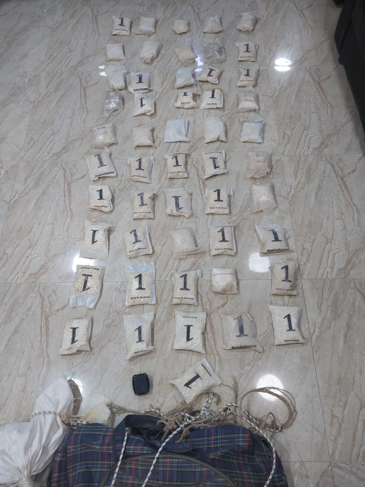 المنطقة العسكرية الشرقية تحبط محاولة لتهريب مواد مخدرة باستخدام بالونات 