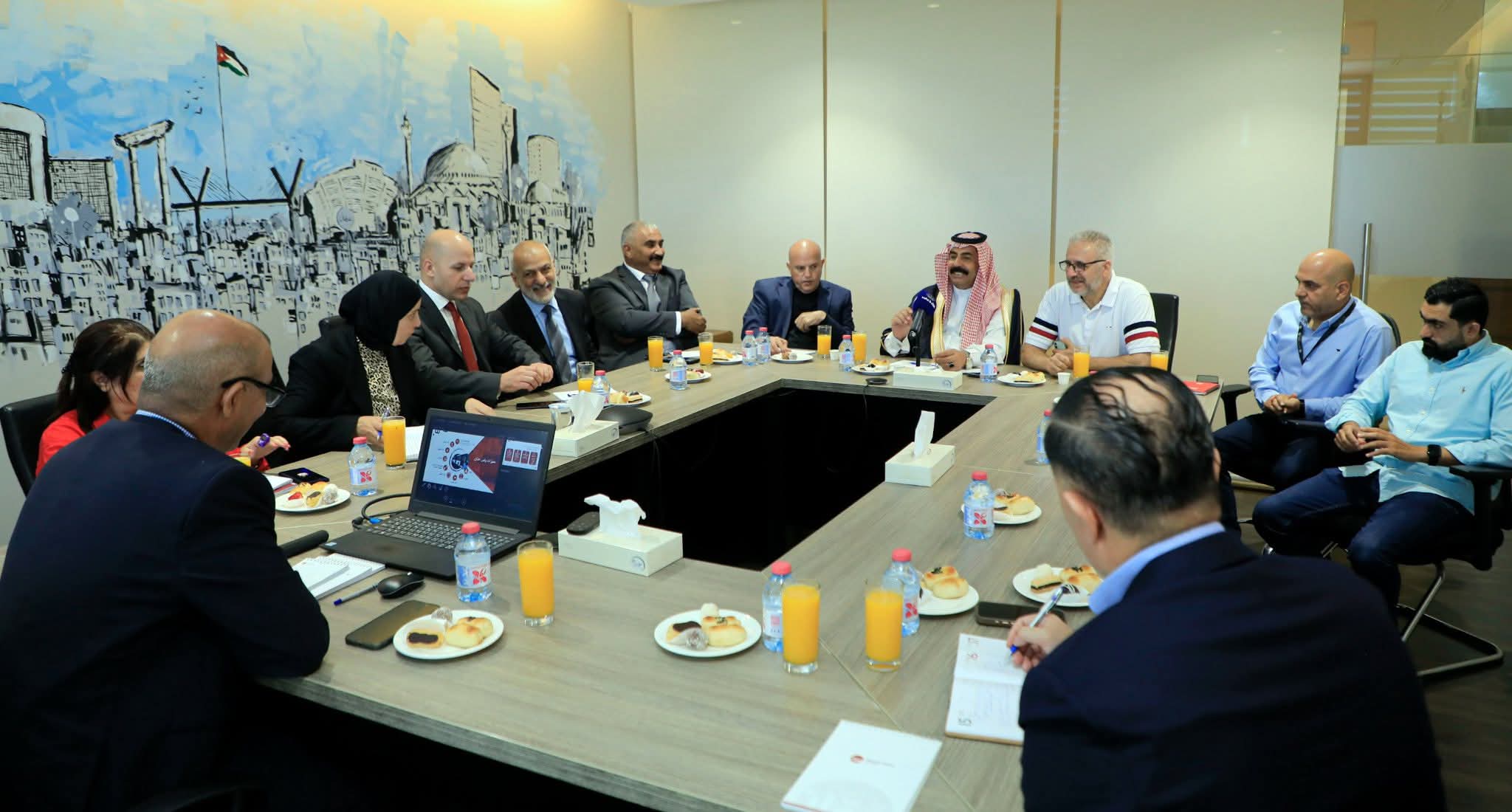 النقل النيابية تزور شركة رؤية عمان الحديثة للنقل