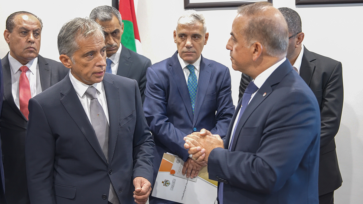 رئيس الوزراء يطَّلع على واقع الخدمات التي تقدِّمها دائرة الأحوال المدنيَّة والجوازات للمواطنين