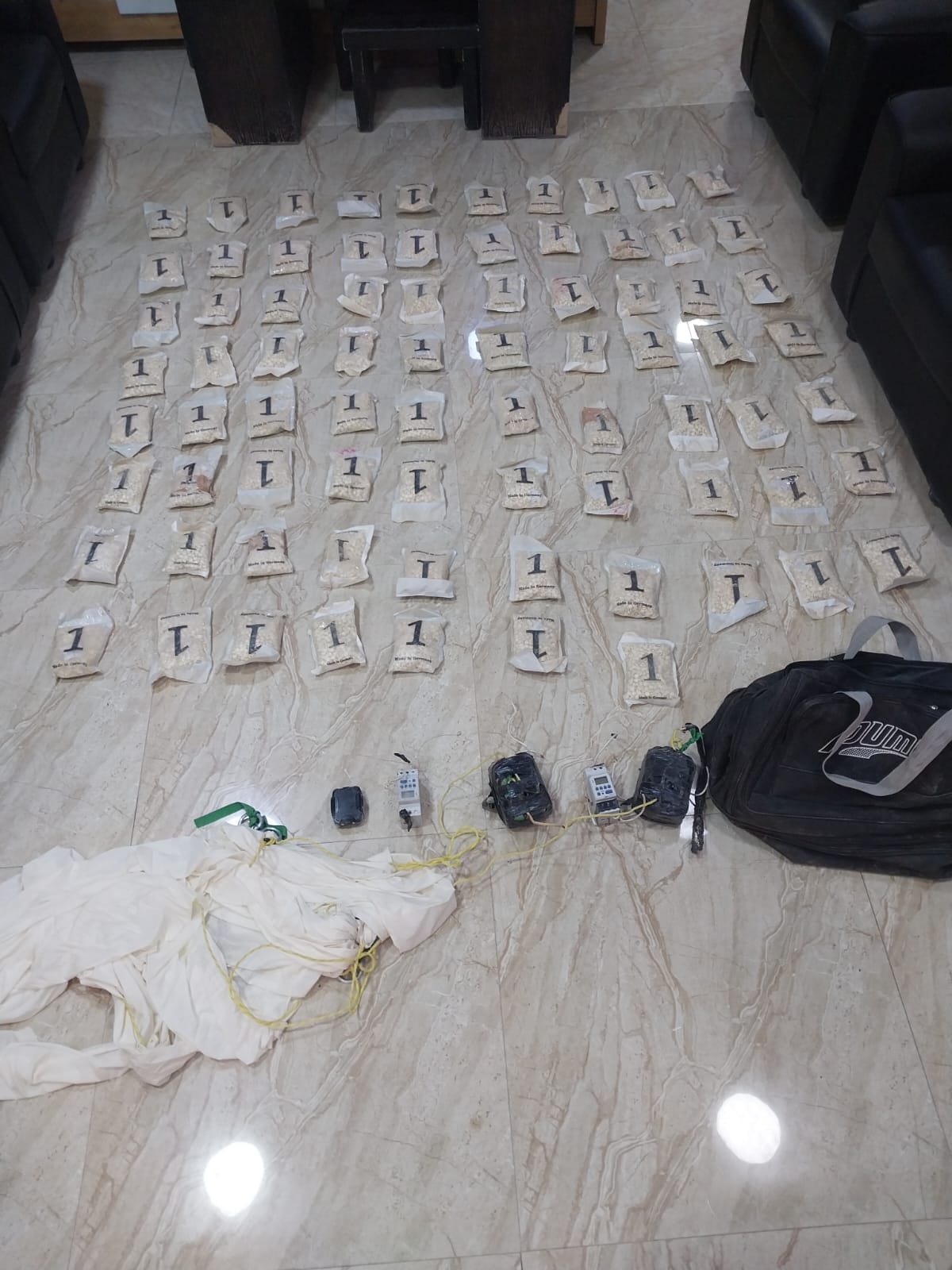 المنطقة العسكرية الشرقية تحبط محاولة لتهريب مواد مخدرة باستخدام بالونات 