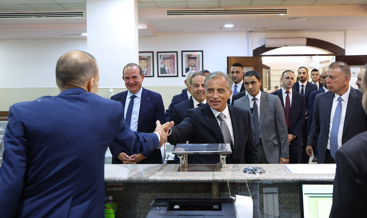 رئيس الوزراء يطَّلع على واقع الخدمات التي تقدِّمها دائرة الأحوال المدنيَّة والجوازات للمواطنين