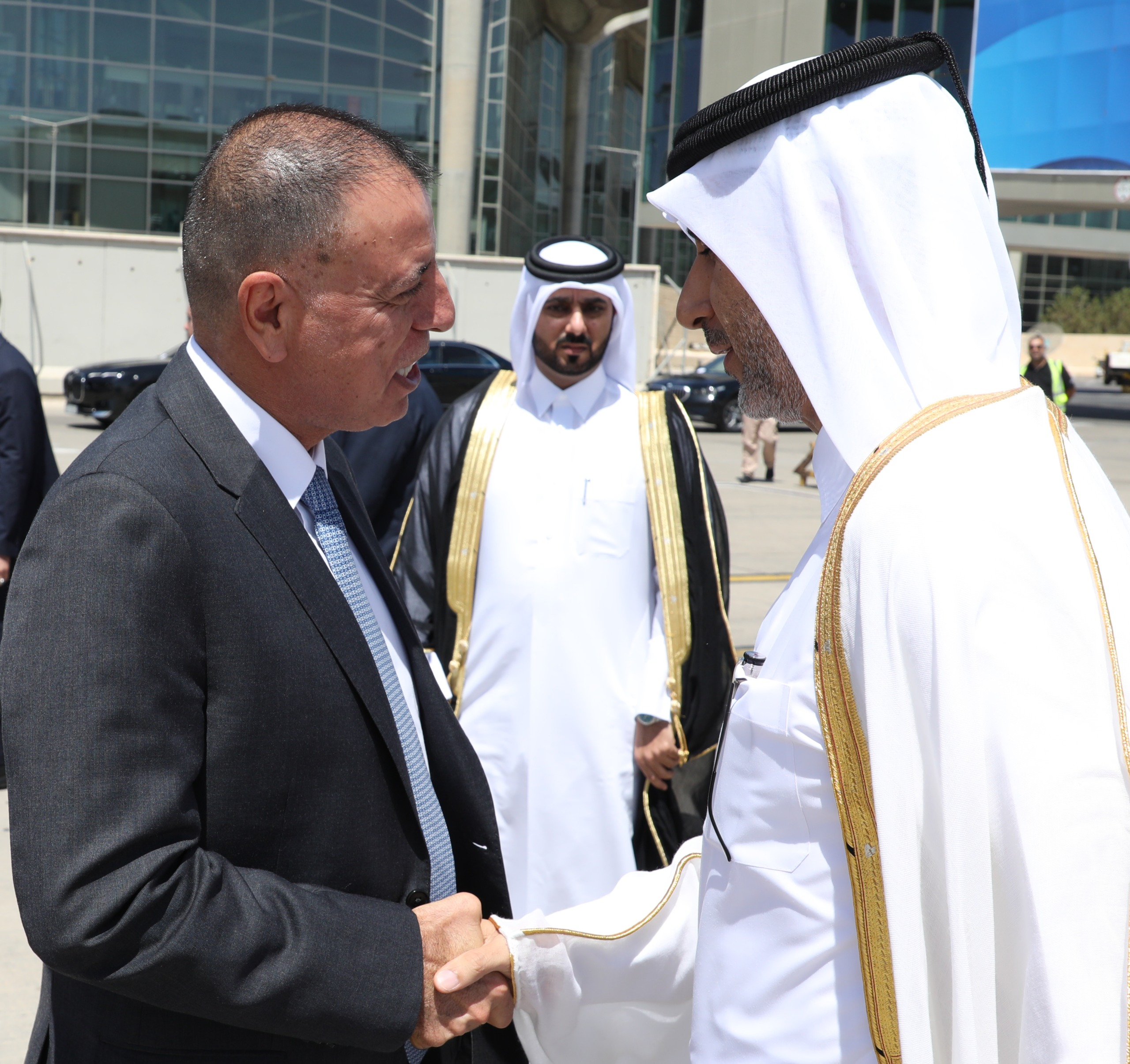 وزير الداخلية يستقبل في مطار الملكة علياء الدولي وزير الدولة للشؤون الداخلية القطري