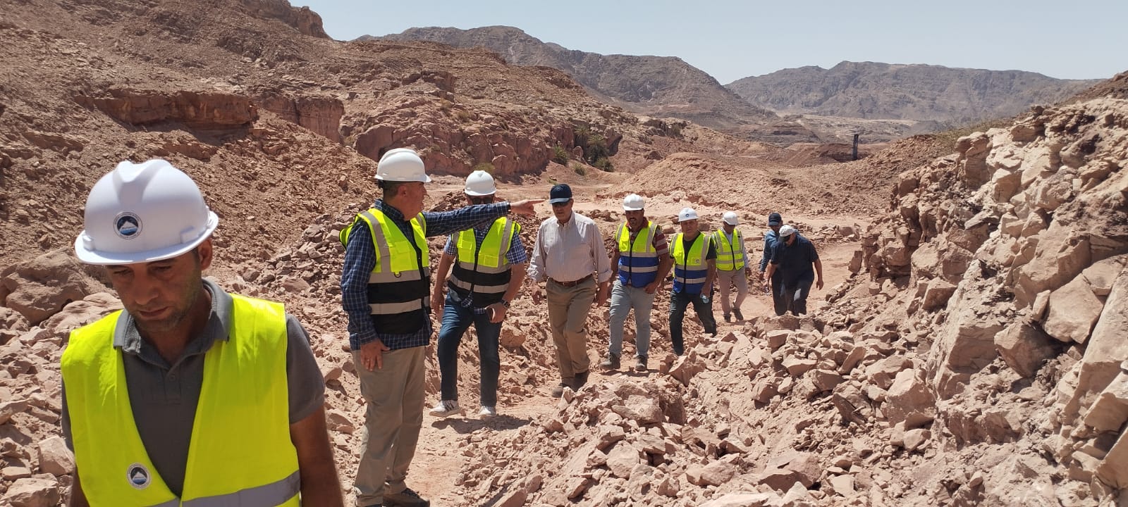 وزير الطاقة يتفقد مشاريع الاستكشاف والتنقيب في غور فيفا