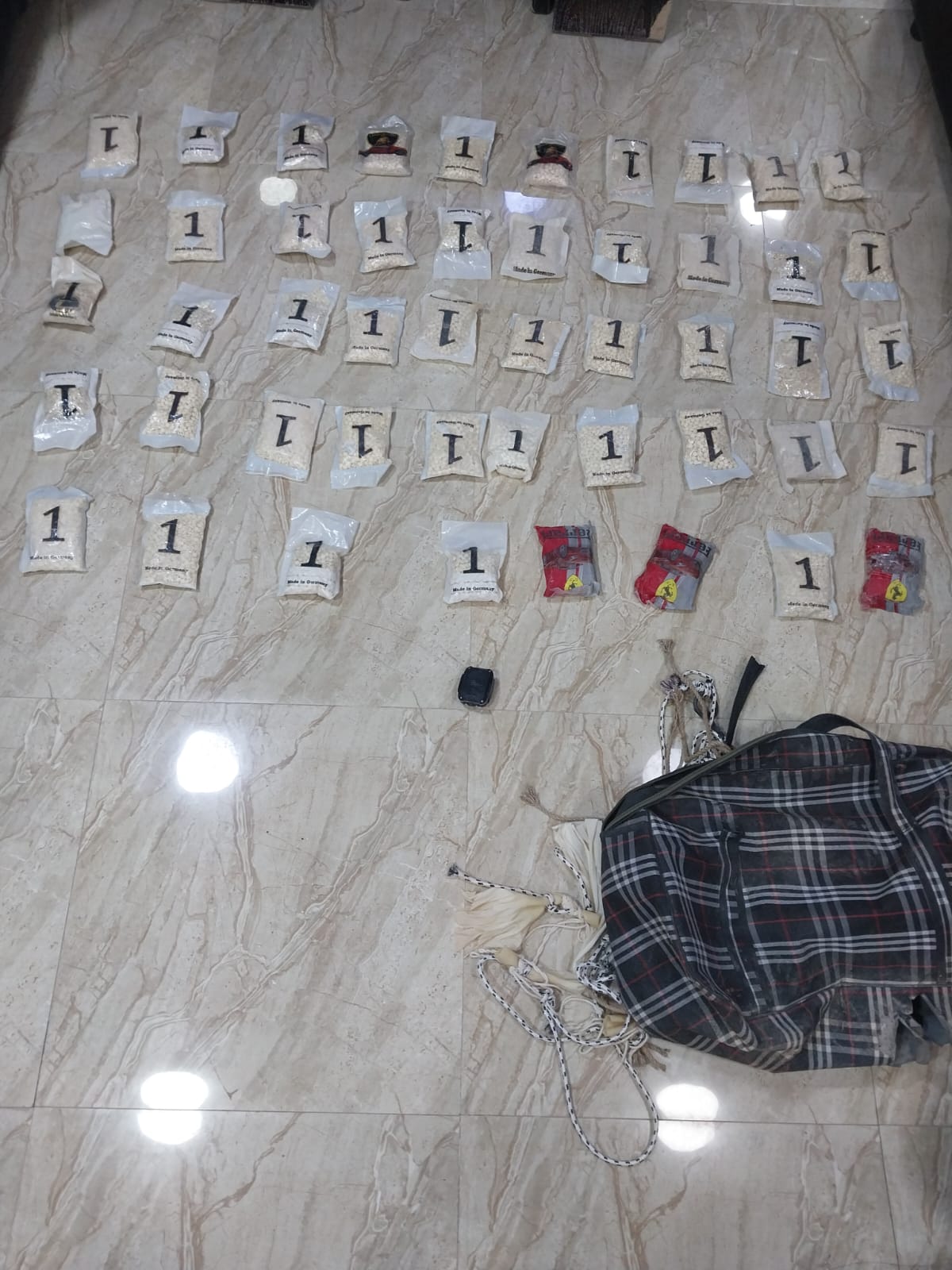 المنطقة العسكرية الشرقية تحبط محاولة لتهريب مواد مخدرة باستخدام بالونات 