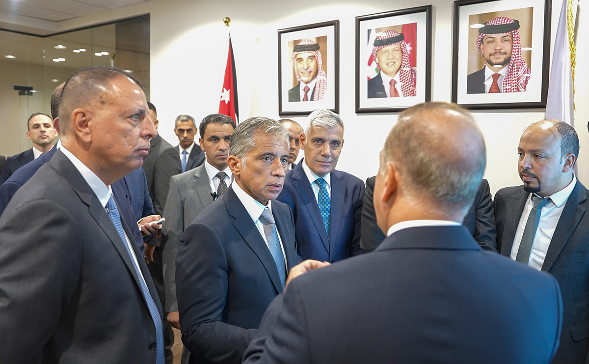 رئيس الوزراء يطَّلع على واقع الخدمات التي تقدِّمها دائرة الأحوال المدنيَّة والجوازات للمواطنين