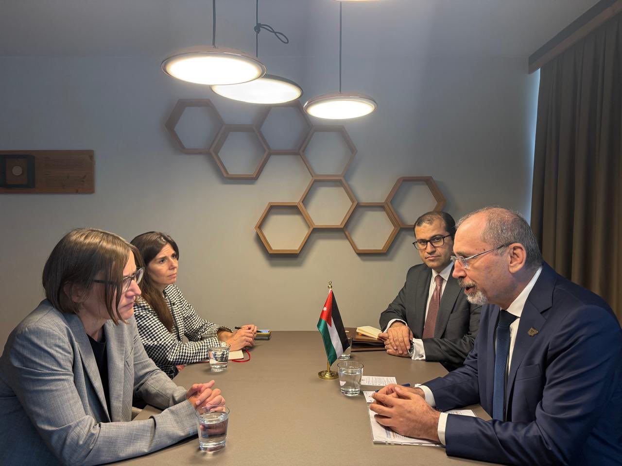 وزير الخارجية يجري مباحثات موسّعة مع نظيرته السلوفينية 