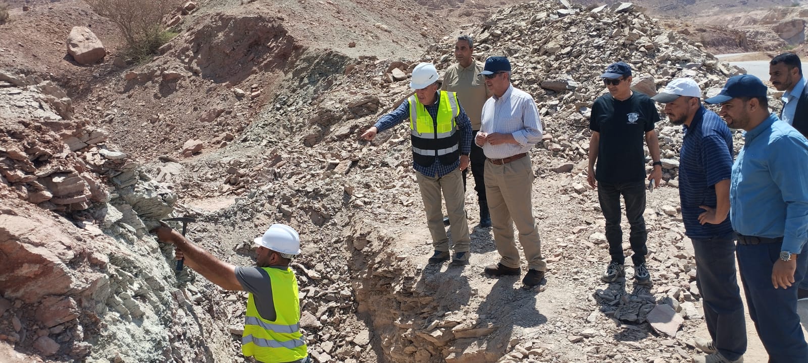 وزير الطاقة يتفقد مشاريع الاستكشاف والتنقيب في غور فيفا