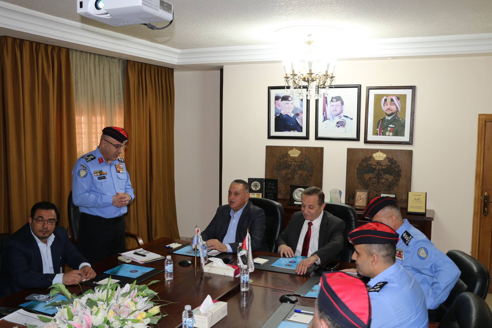 وزيرا البيئة والزراعة يزوران الإدارة الملكية لحماية البيئة ويشيدان بجهود الأمن العام 