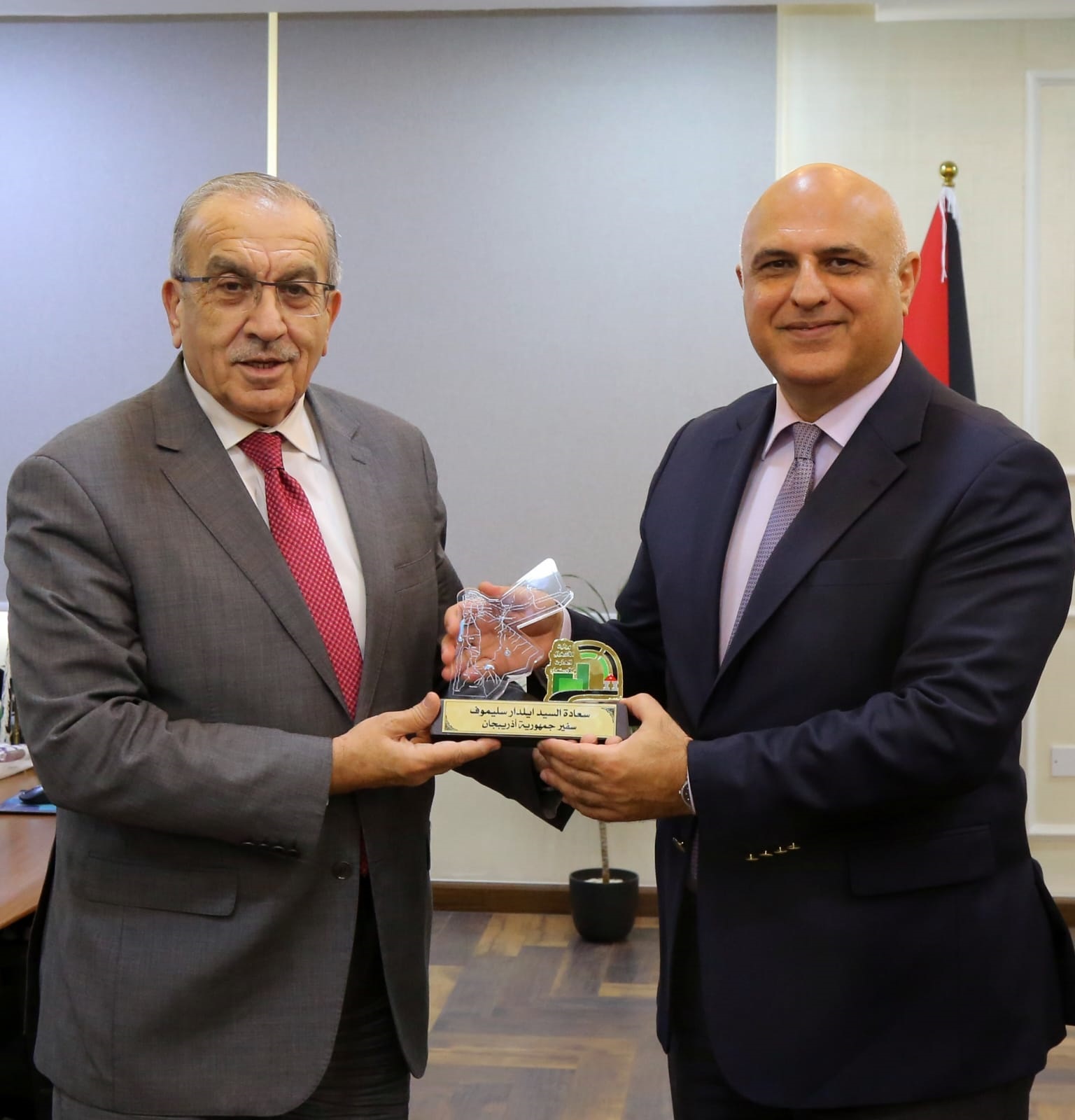 وزير الأشغال يبحث مع السفير الأذربيجاني سبل التعاون المشترك