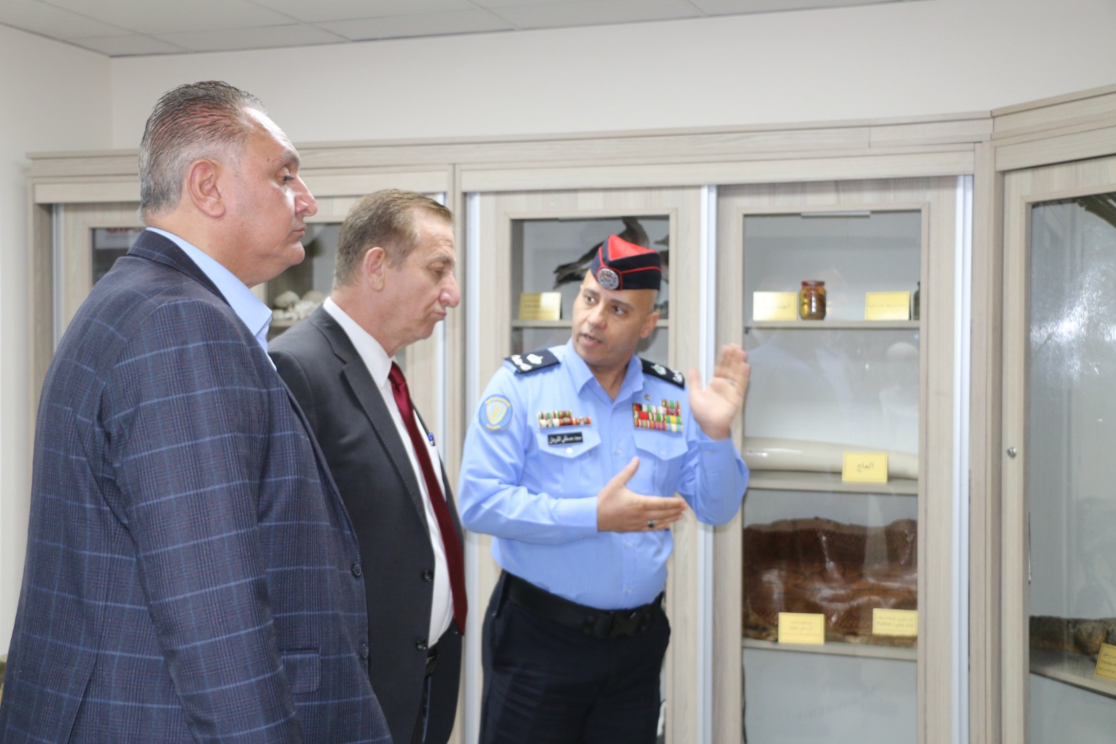 وزيرا البيئة والزراعة يزوران الإدارة الملكية لحماية البيئة ويشيدان بجهود الأمن العام 