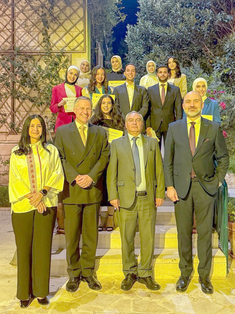 السفير البريطاني يلتقي طلبة منحة تشيفننغ