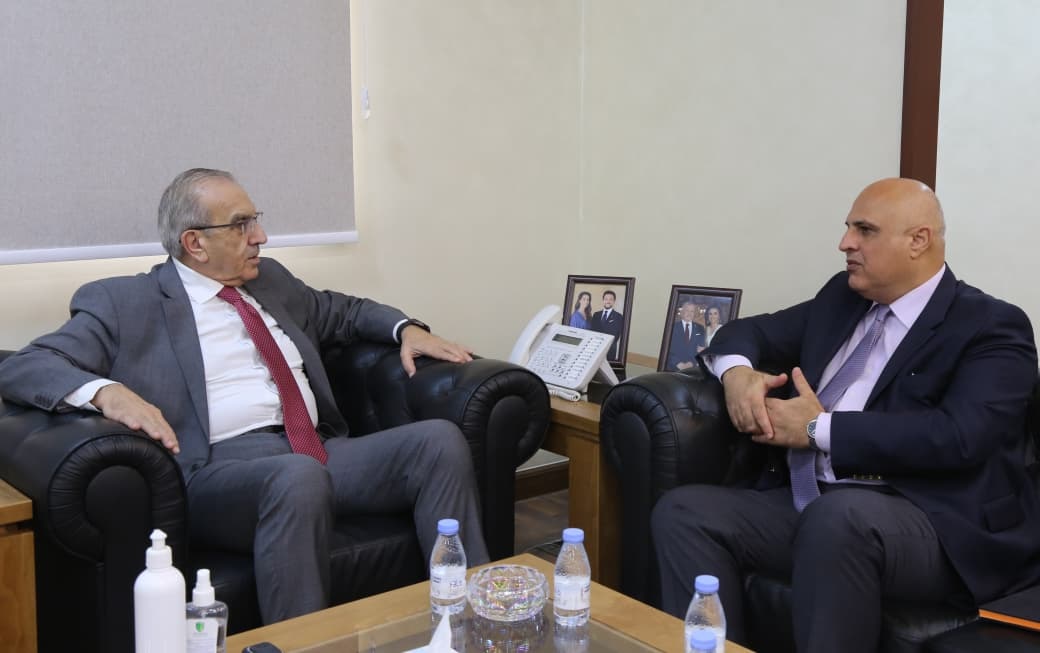 وزير الأشغال يبحث مع السفير الأذربيجاني سبل التعاون المشترك