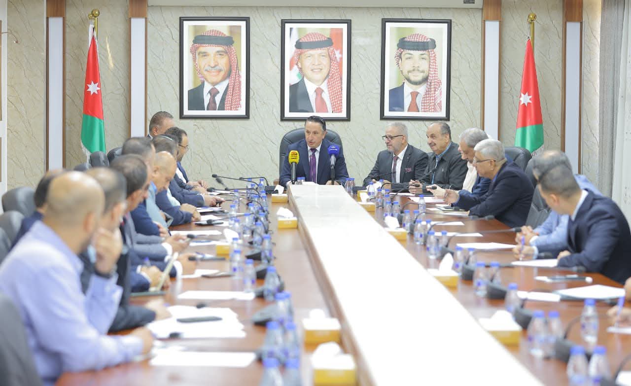 لجنتا البيئة والعمل النيابيتان تبحثان تسهيل تراخيص المهن ومراقبة مصانع الأغذية