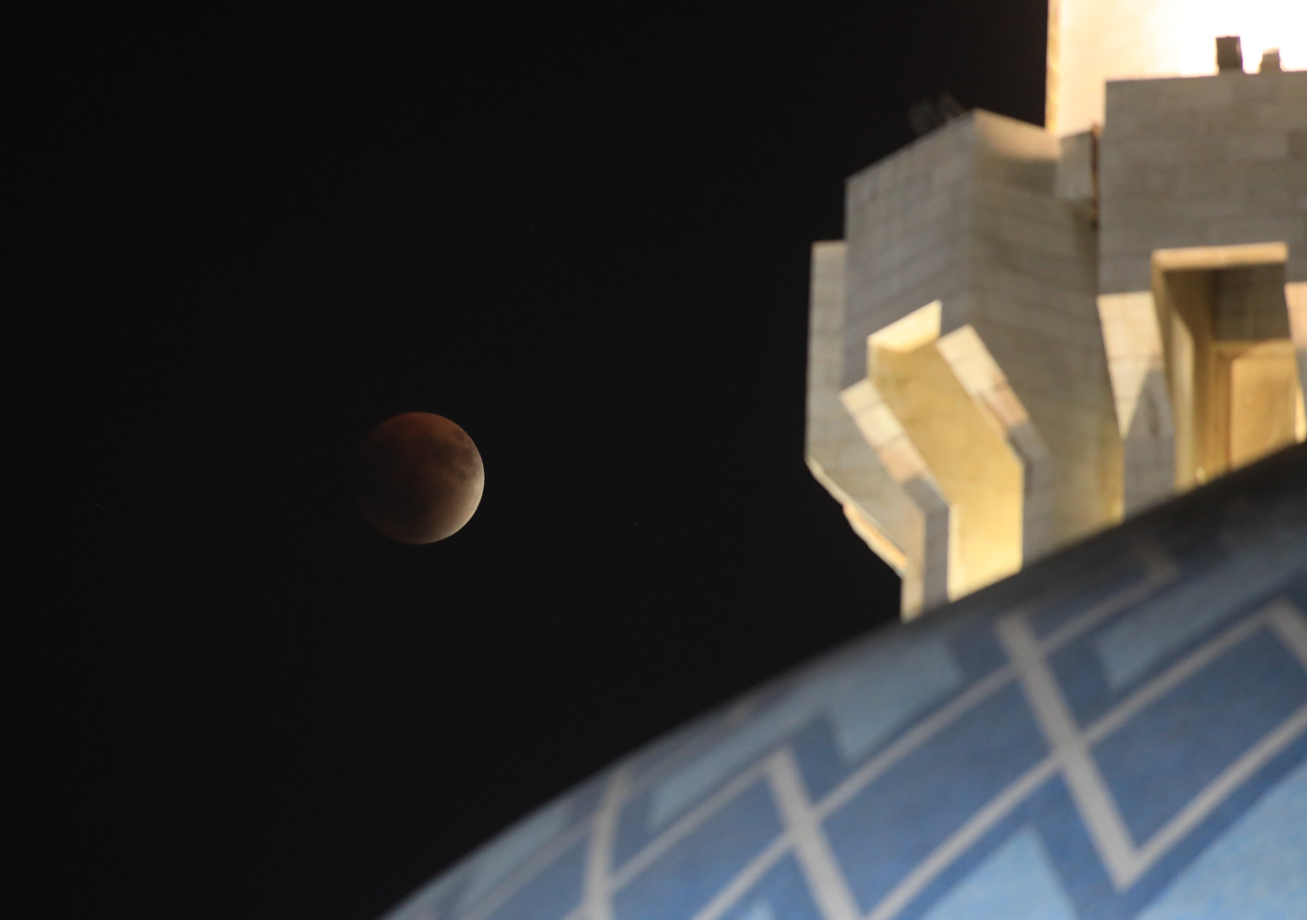 آلاف الأردنيين يتابعون خسوف القمر الكلي في المدينة الرياضية