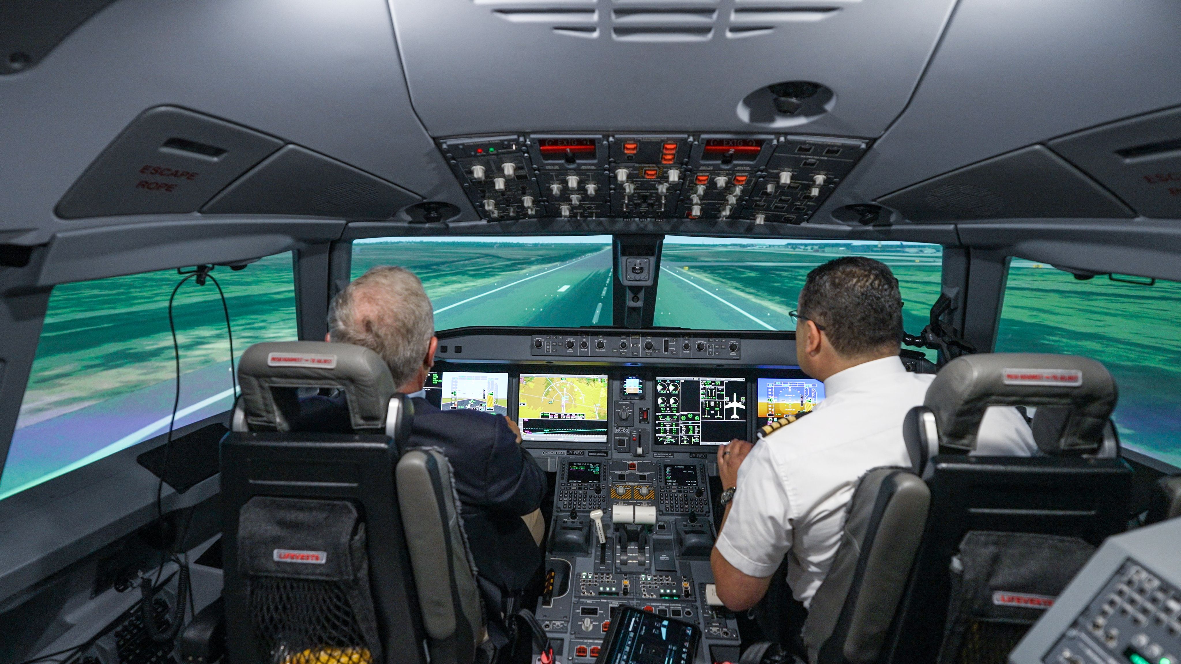  الملك يزور مطار الملكة علياء الدولي ويطلق مشروعين جديدين