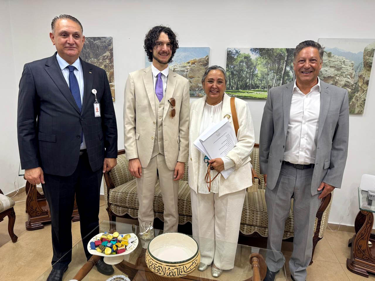 وزير البيئة يؤكد دعم المبادرات البيئية والشراكة مع الأكاديمية الأميركية الأردنية