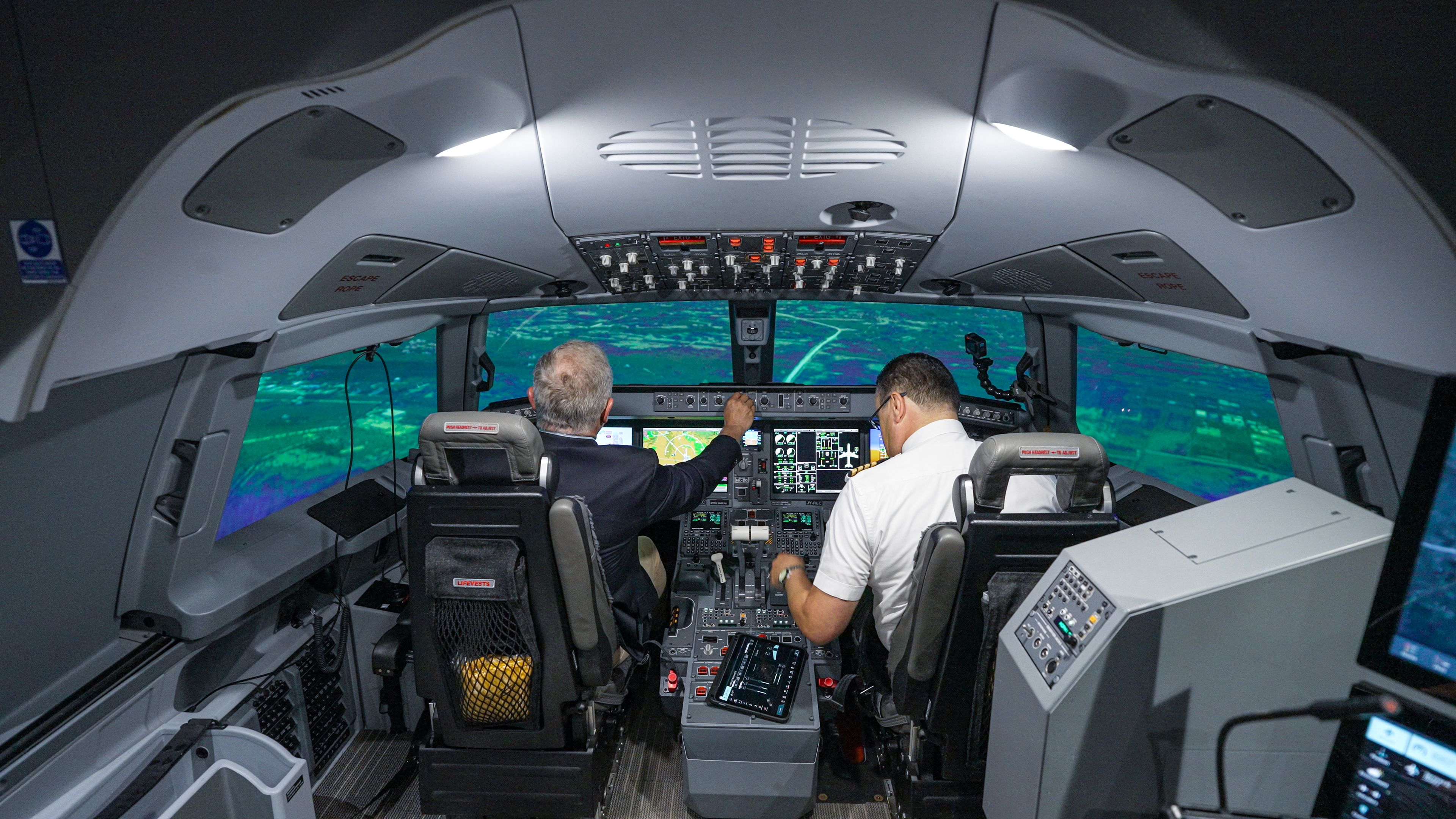  الملك يزور مطار الملكة علياء الدولي ويطلق مشروعين جديدين