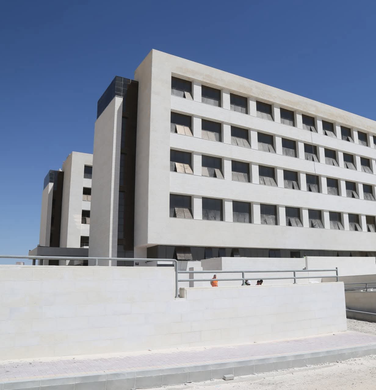 وزير الأشغال يتفقد مشروعي مستشفى معان العسكري والحكومي 