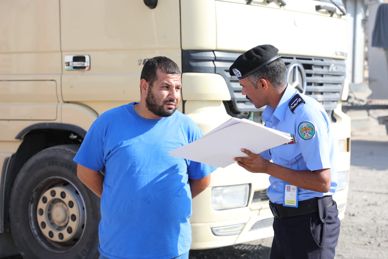 فرق ميدانية من الأمن العام تنفذ جولات لتوعية سائقي مركبات الشحن 