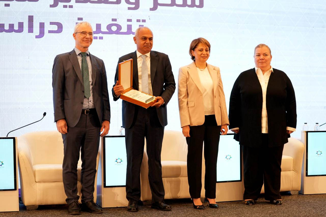 تكريم وزارة العمل على تميزها بإعداد دراسات الأثر للتشريعات والسياسات