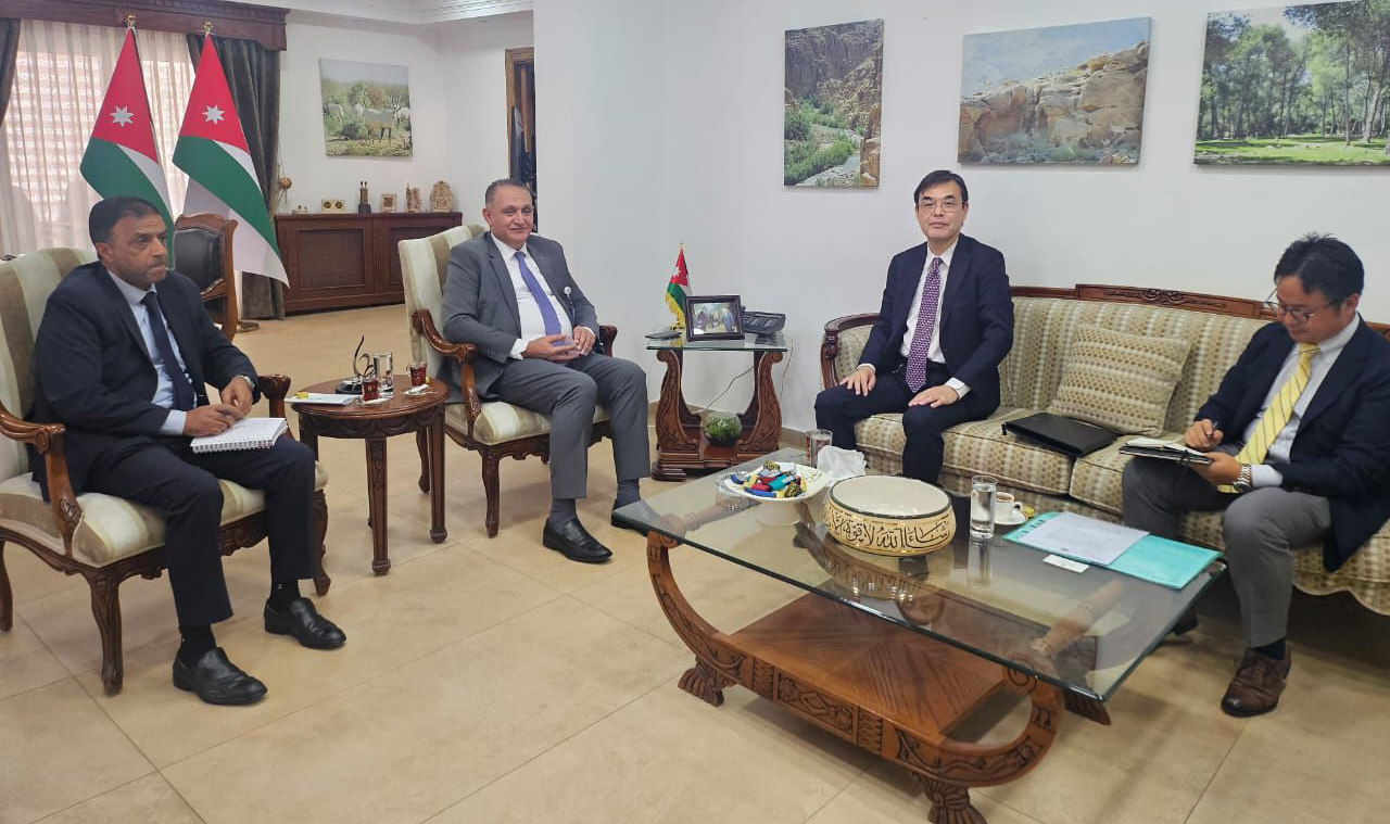 وزير البيئة يبحث والسفير الياباني تعزيز التعاون البيئي