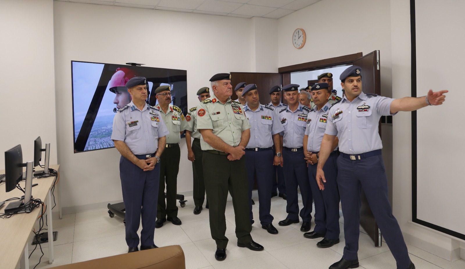 الحنيطي يفتتح مبنى الطيران التشبيهي وهنجر طائرة بيل 505 