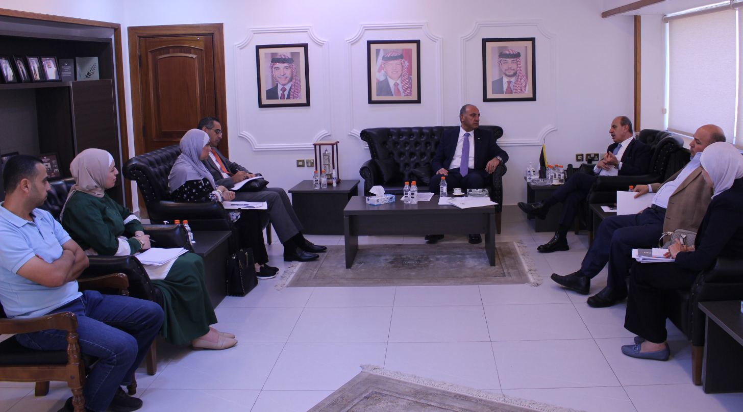 وزير الإدارة المحلية وأمين عمان يبحثان سبل التصدي لظاهرة الكلاب الضالة