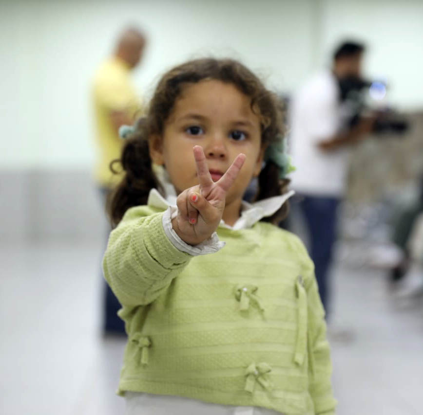 القوات المسلحة تجلي دفعة جديدة من أطفال غزة المرضى للعلاج بالمملكة 