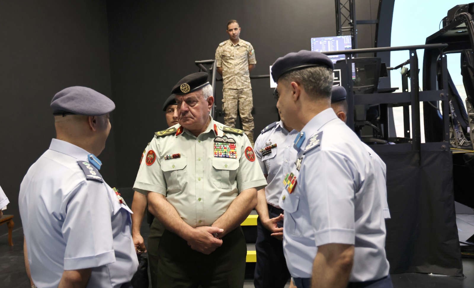 الحنيطي يفتتح مبنى الطيران التشبيهي وهنجر طائرة بيل 505 