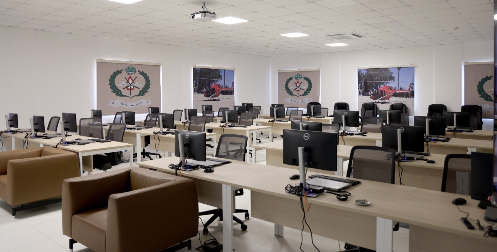 الحنيطي يفتتح مبنى الطيران التشبيهي وهنجر طائرة بيل 505 