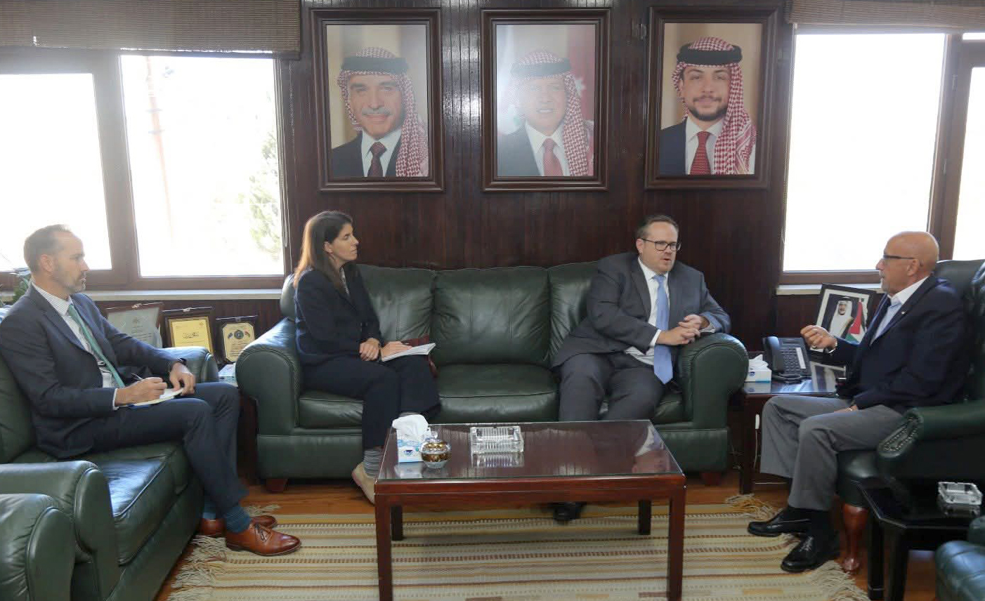 وزير المياه يبحث والقائم بأعمال السفارة الأميركية التحديات المائية