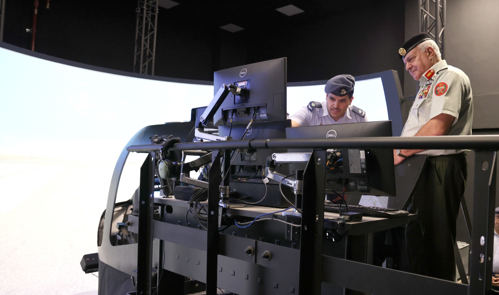 الحنيطي يفتتح مبنى الطيران التشبيهي وهنجر طائرة بيل 505 