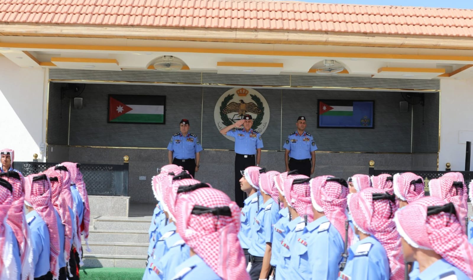 اللواء المعايطة يرعى تخريج كوكبة من مستجدي الأمن العام 