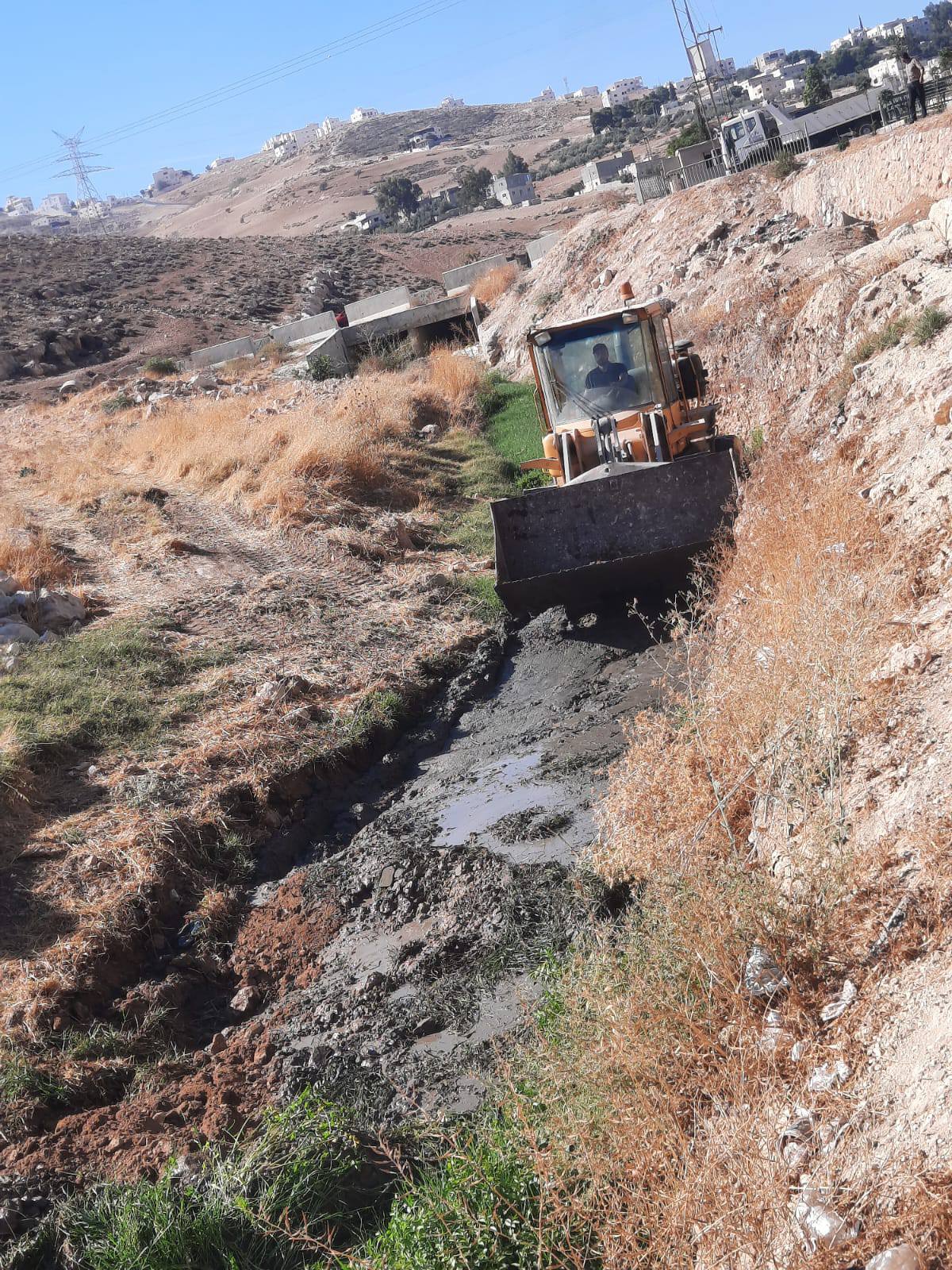 بلدية بيرين تبدأ حملة تنظيف مجاري السيول والاودية استعدادا لموسم الشتاء