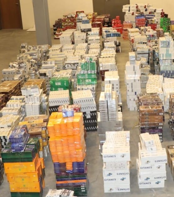 الجمارك تضبط 13100 كروز دخان وكميات كبيرة من السجائر  الإلكترونية والمعسل