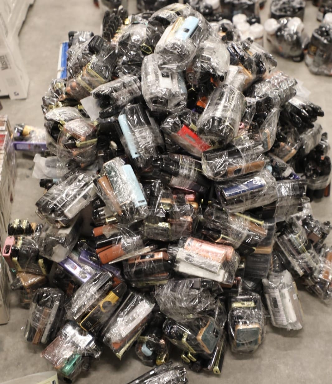 الجمارك تضبط 13100 كروز دخان وكميات كبيرة من السجائر  الإلكترونية والمعسل