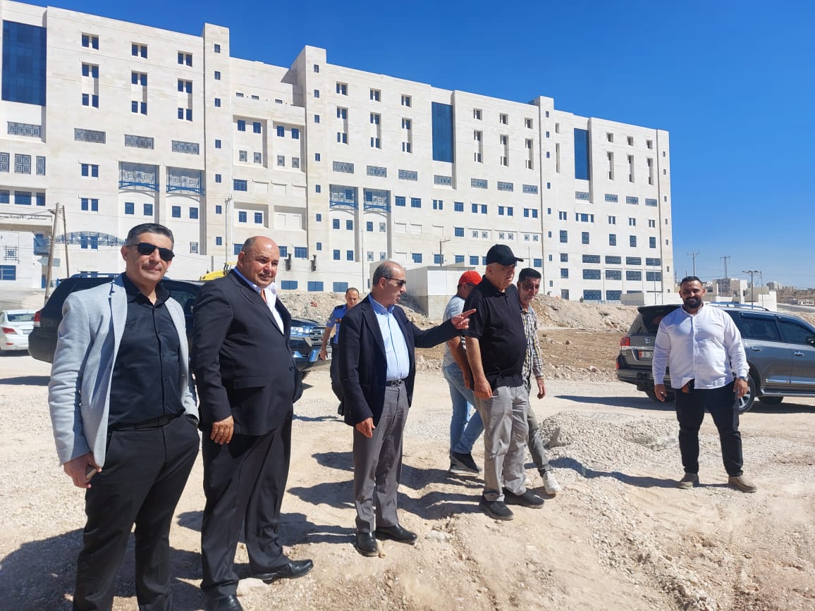 وزير الإدارة المحلية يتفقد البنية التحتية لمستشفى الأميرة بسمة الجديد
