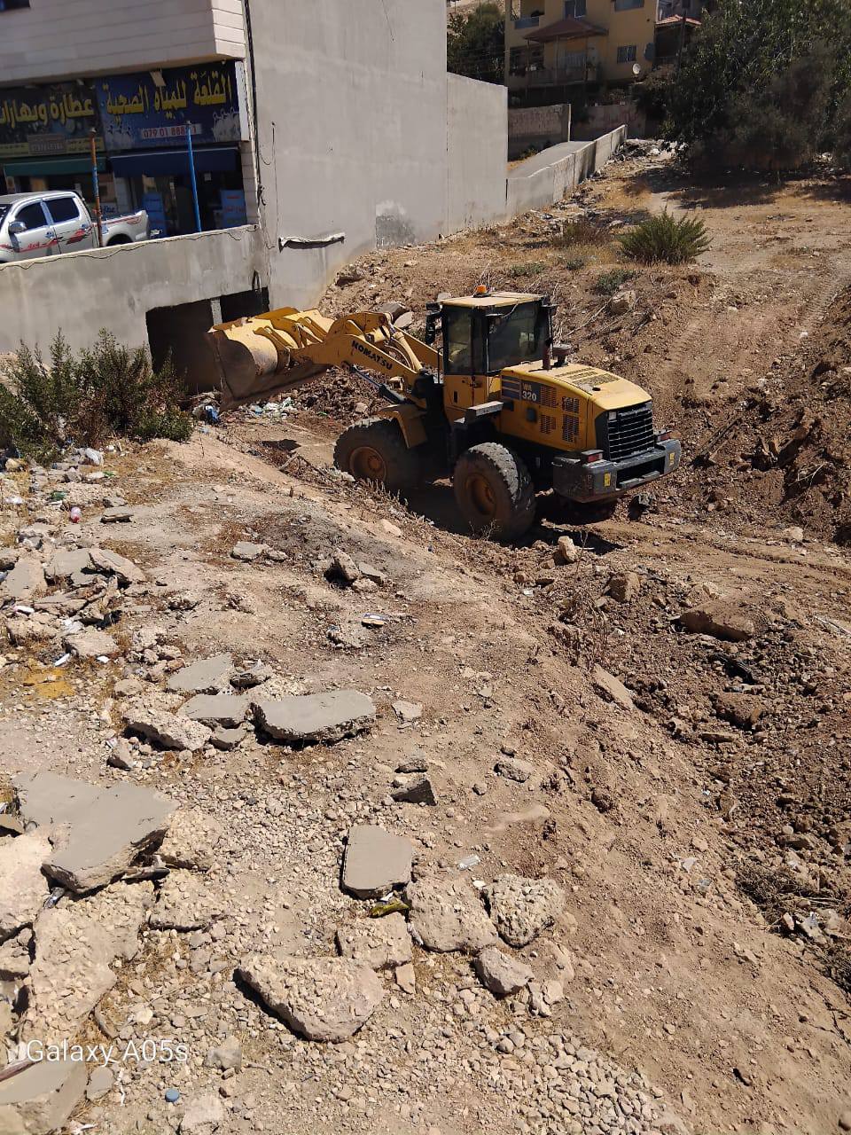 بلدية بيرين تبدأ حملة تنظيف مجاري السيول والاودية استعدادا لموسم الشتاء