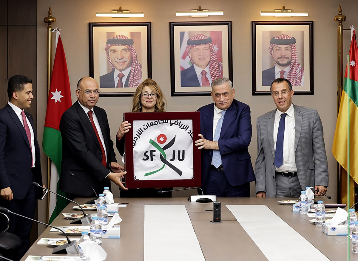 الجامعة الأردنية تسلّم راية الاتحاد الرياضي للجامعات الأردنية إلى جامعة الشرق الأوسط