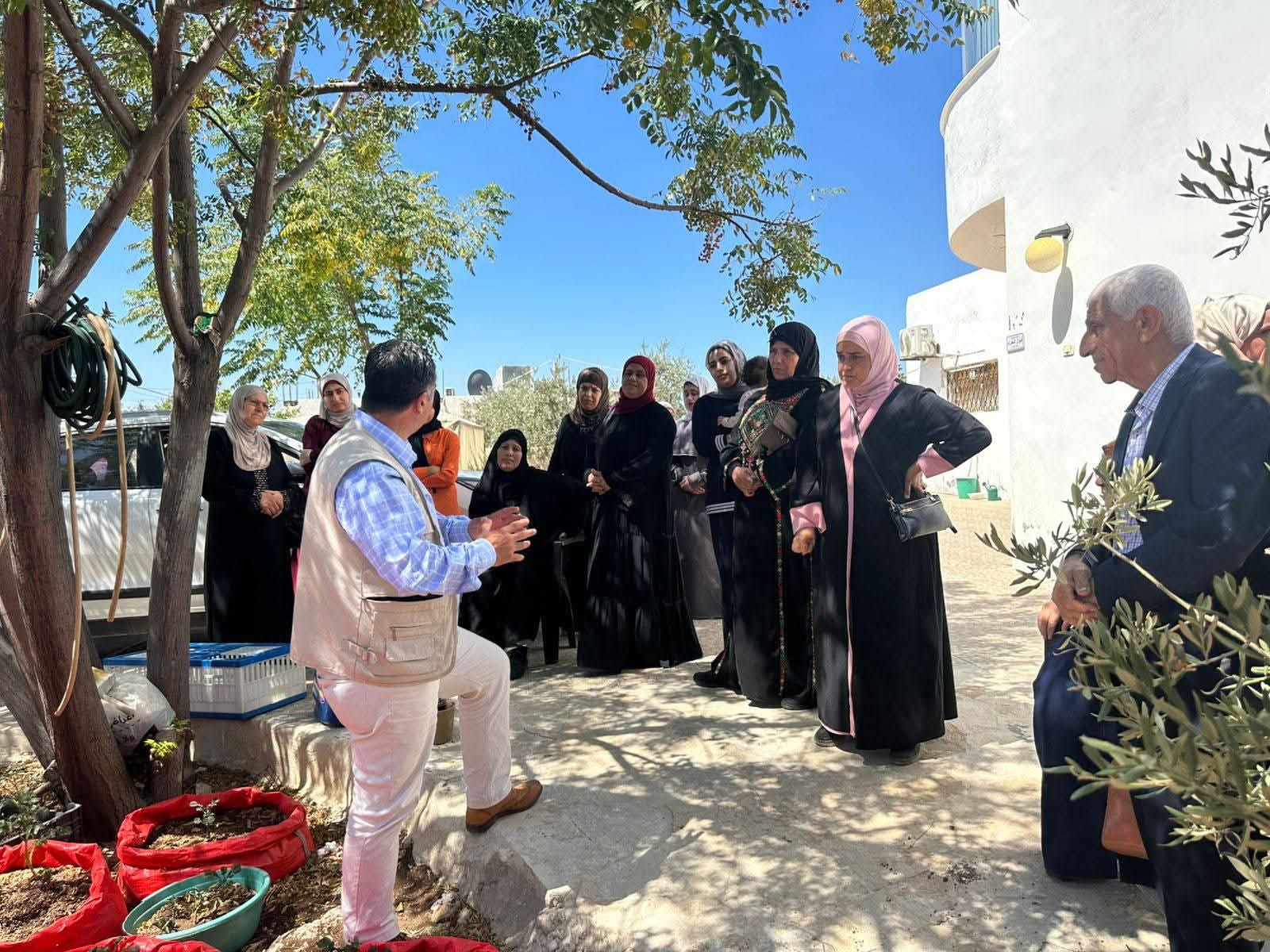 جلسة ضمن المدرسة الحقلية لزراعة الخضار في لواء الوسطية