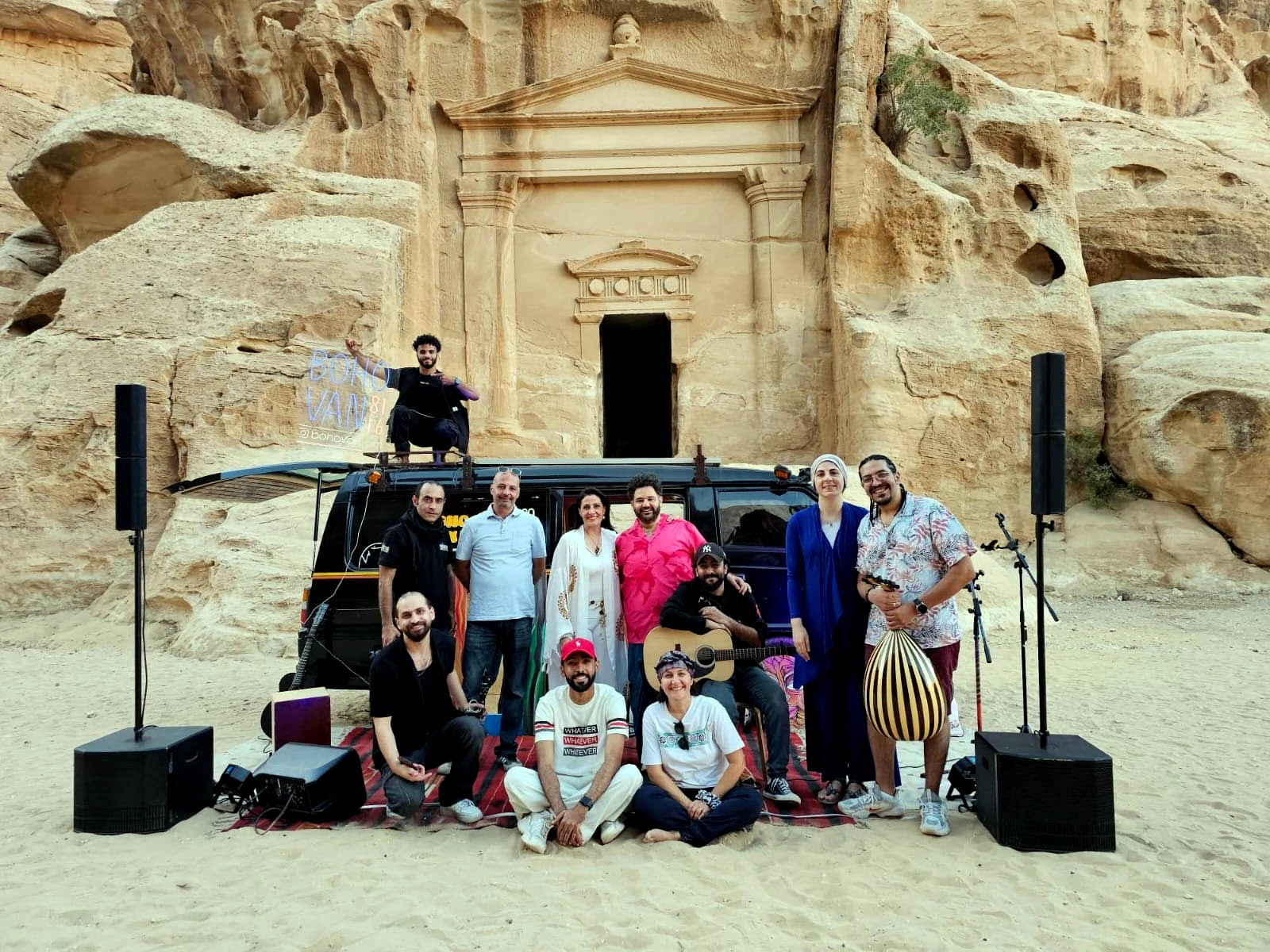 البترا تستضيف الحافلة الموسيقية العُمانية بوهو فان 