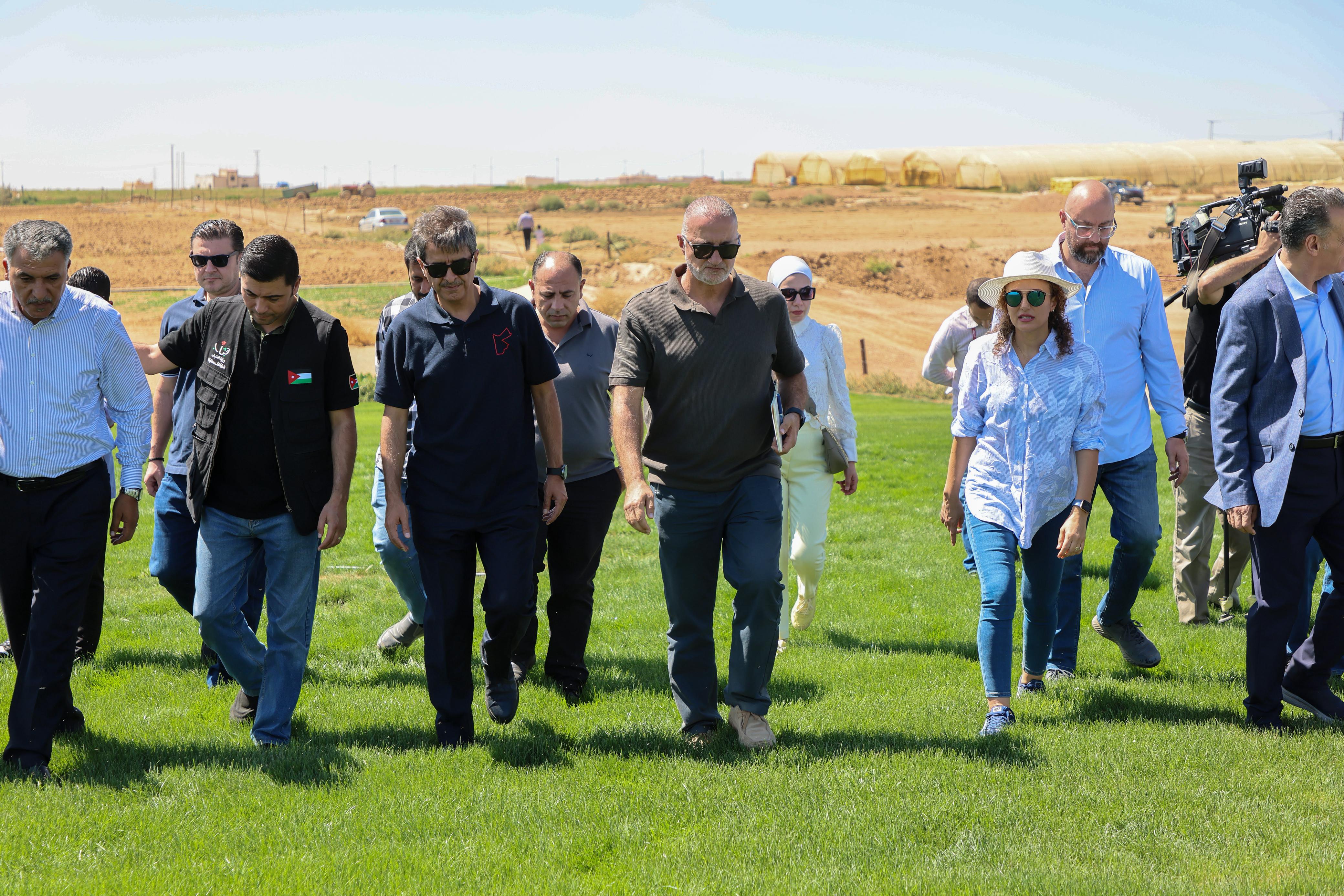 وزير الشباب يتفقد مشروع مستنبت النجيل الطبيعي